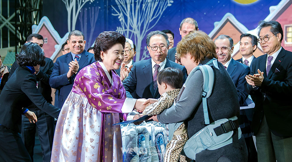 La Presidenta Honoraria Zahng Gil-jah asiste a la ceremonia de entrega de donación del 17.º Concierto Nueva Vida. 